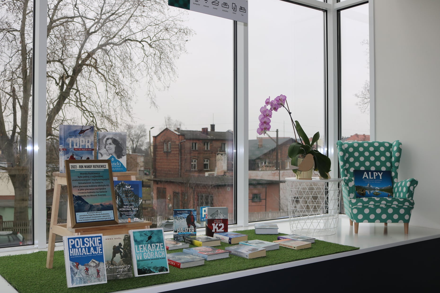 Wybrane książki w tematyce himalaizmu na tle okien biblioteki