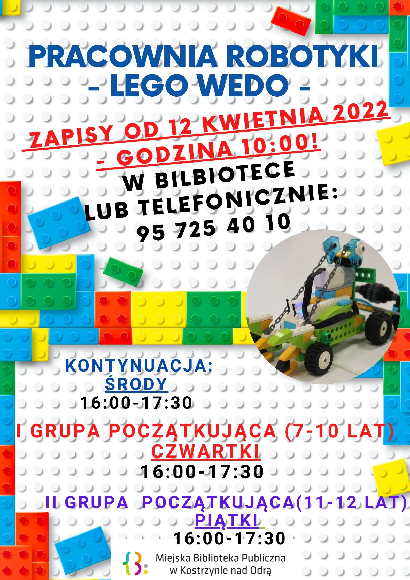 Pojazd zbudowany z klocków lego oraz napisy informacyjne o zapisach na zajęcia na tle klocków lego