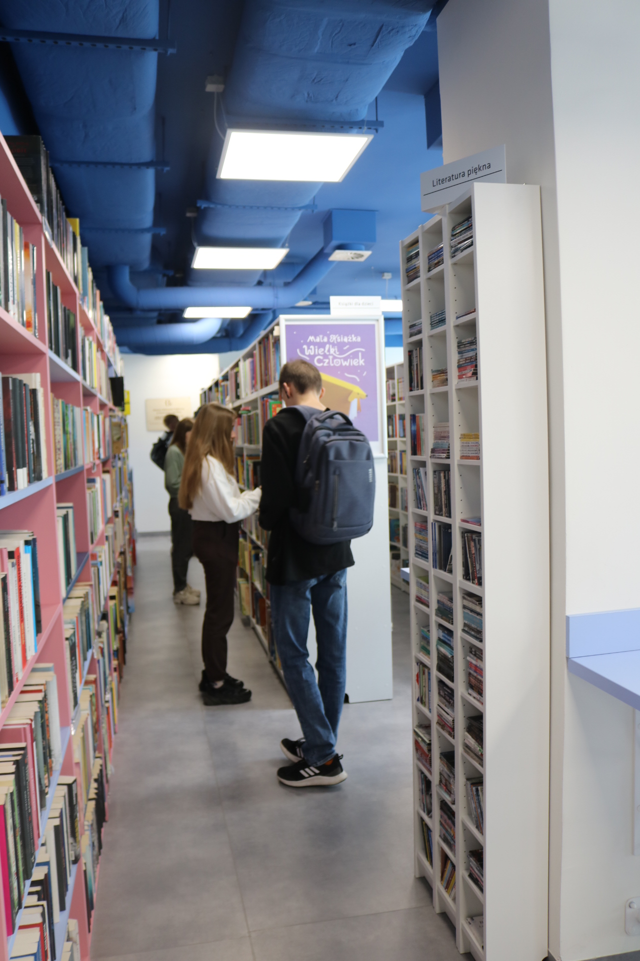 Ukraińska młodzież w trakcie zwiedzania biblioteki