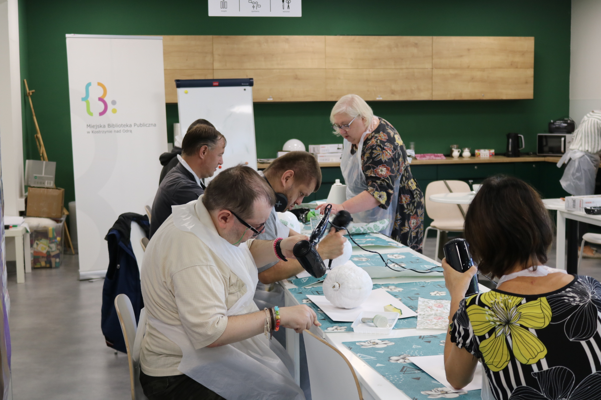 uczestnicy Środowiskowy Domu Samopomocy w trakcie zajęć decoupage