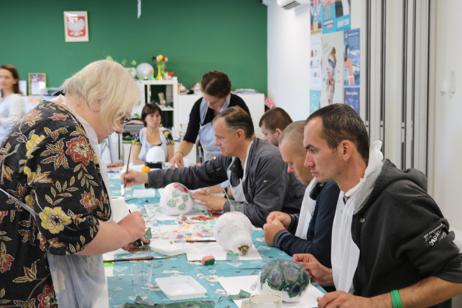 uczestnicy Środowiskowy Domu Samopomocy w trakcie zajęć decoupage