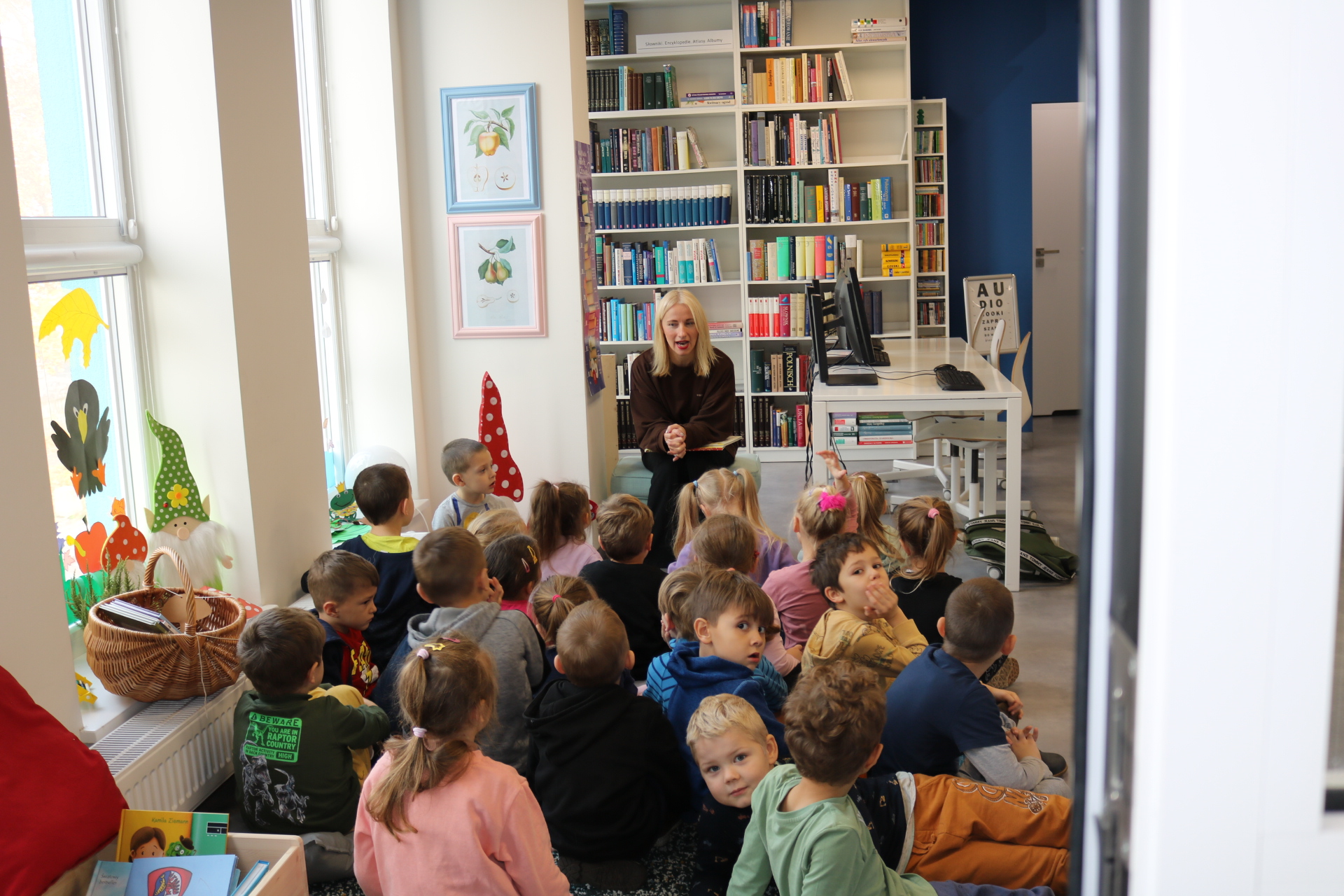 Lekcje biblioteczne z udziałem grupy 5-latków z PM Bajka