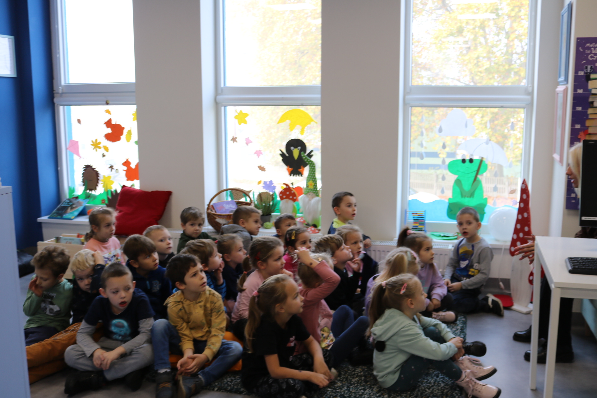 Lekcje biblioteczne z udziałem grupy 5-latków z PM Bajka