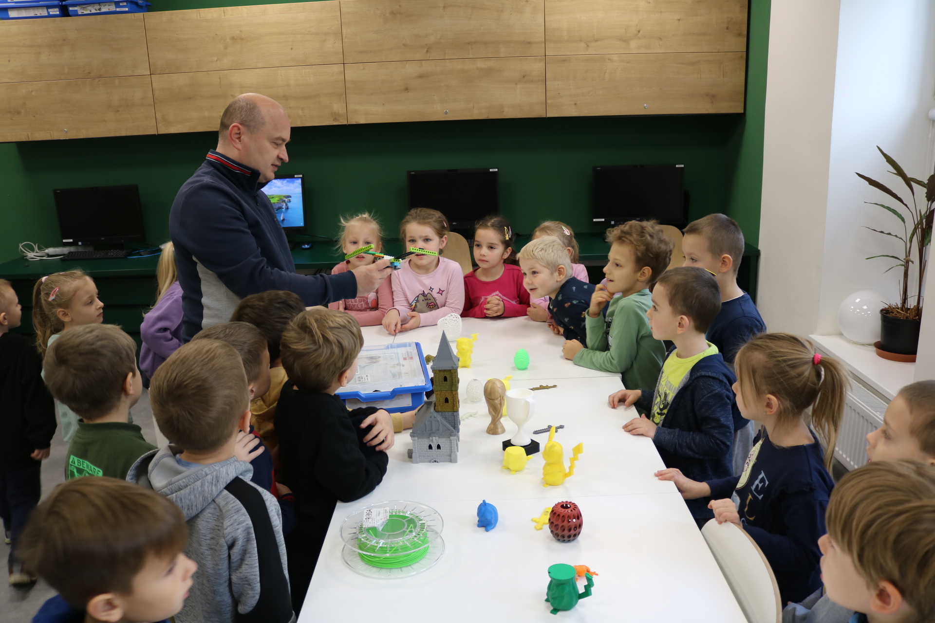 Lekcje biblioteczne z udziałem grupy 5-latków z PM Bajka