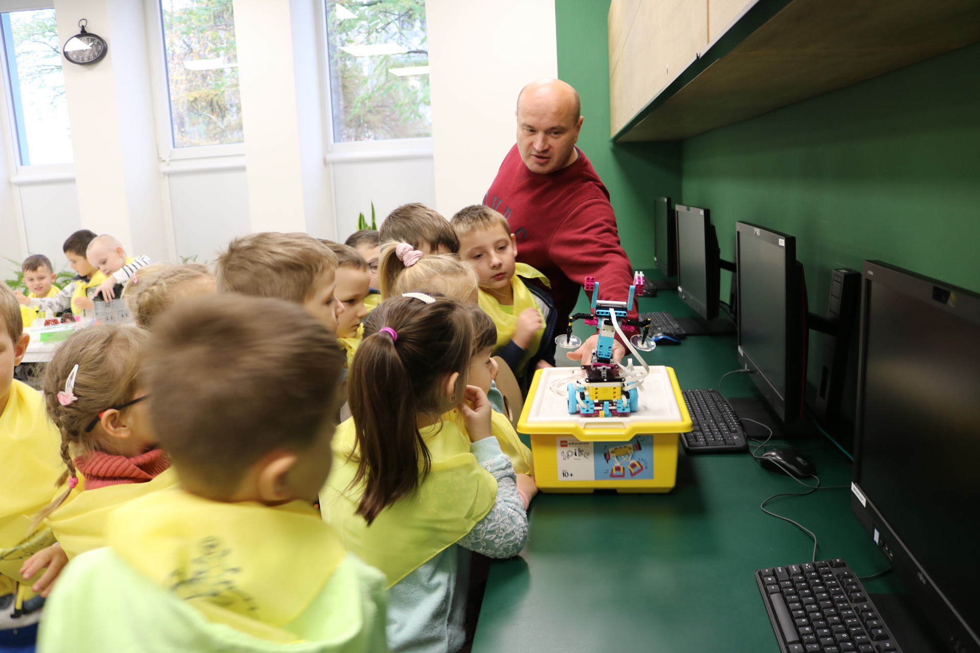 Lekcja biblioteczna z udziałem dzieci z przedszkola Stonoga