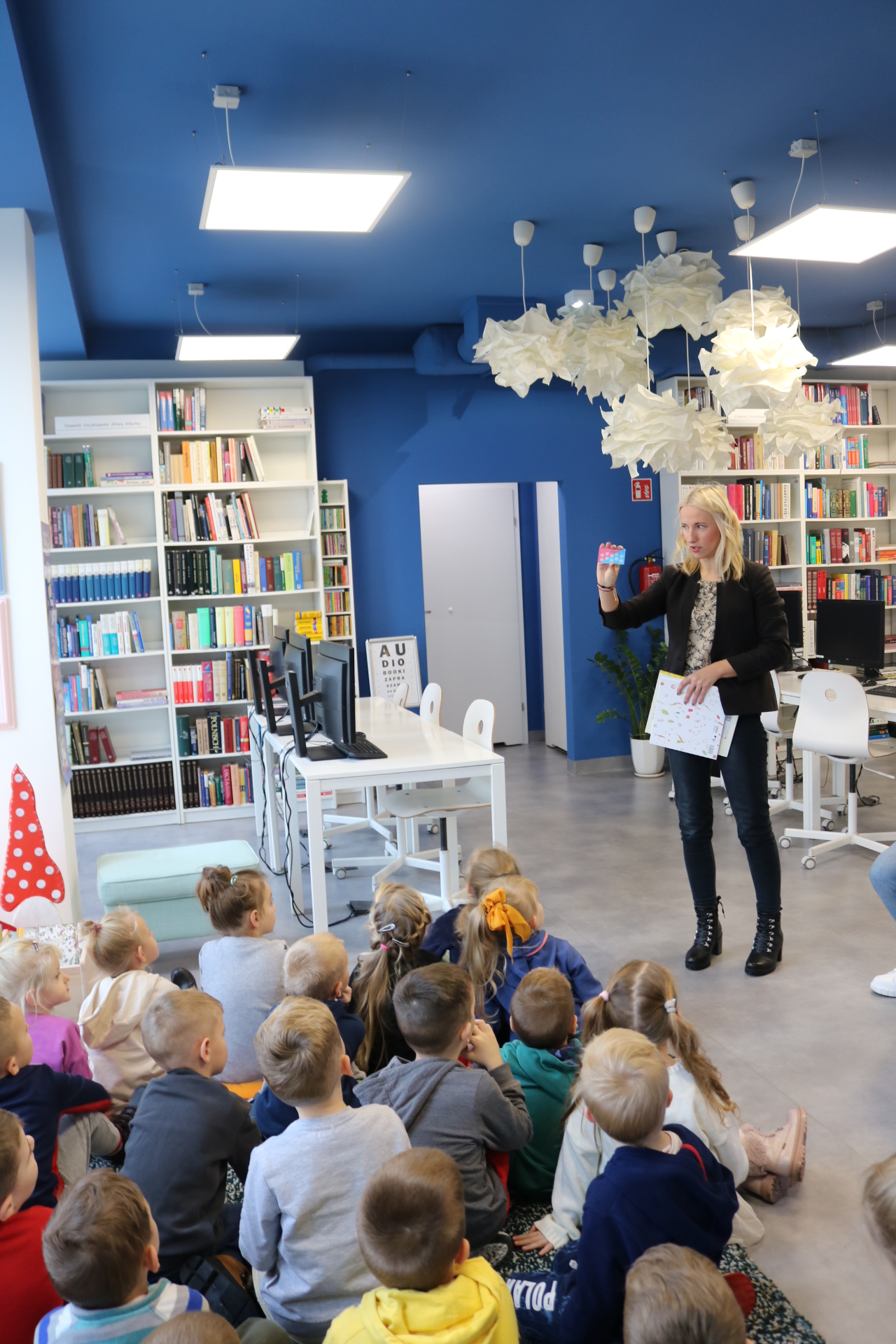 Lekcja biblioteczna z udziałem dzieci z przedszkola Stononoga