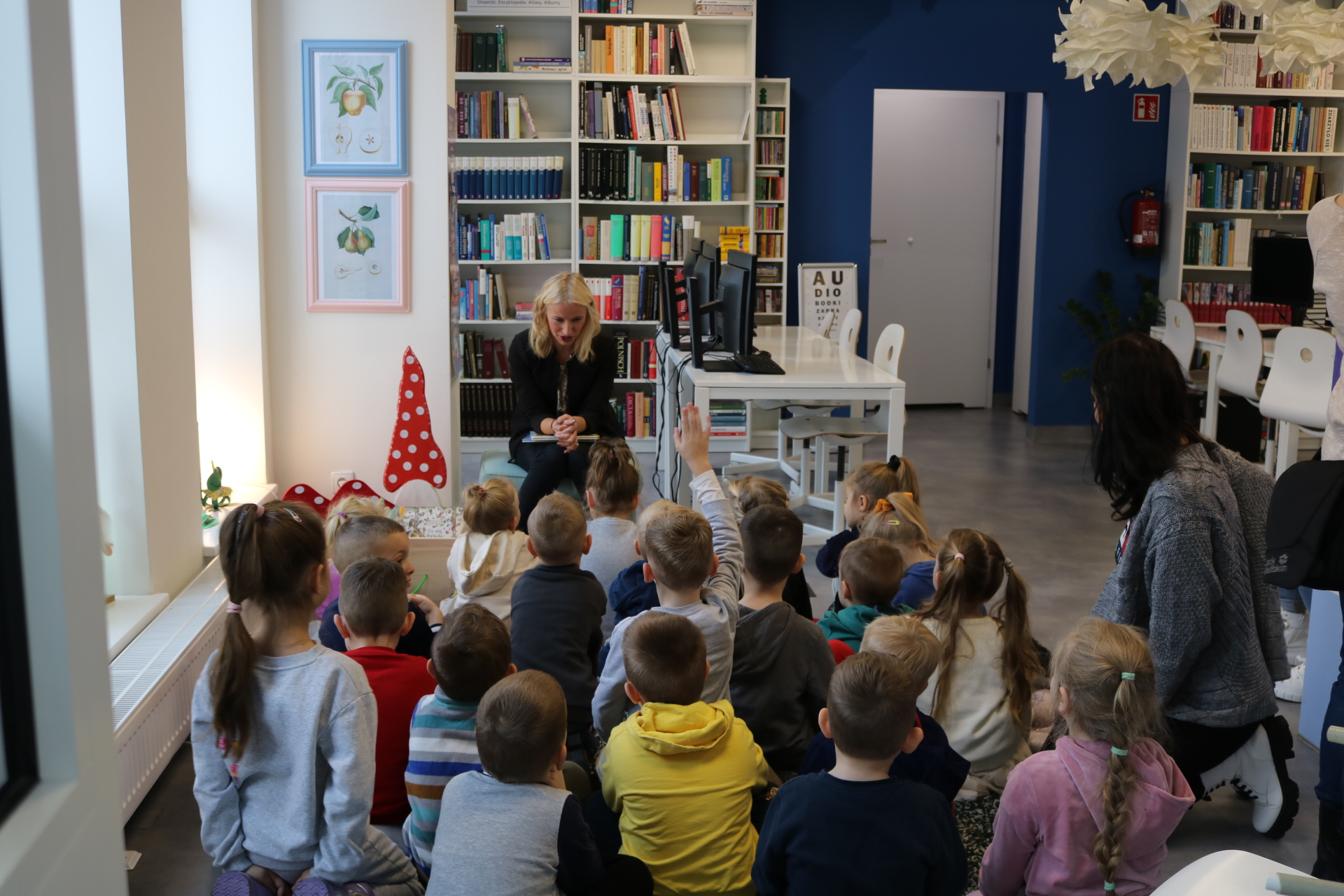 Lekcja biblioteczna z udziałem dzieci z przedszkola Stononoga