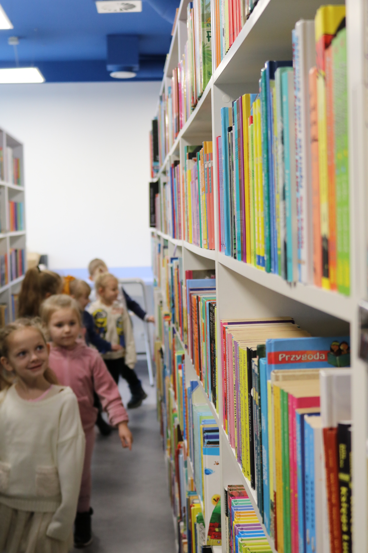 Lekcja biblioteczna z udziałem dzieci z przedszkola Stononoga