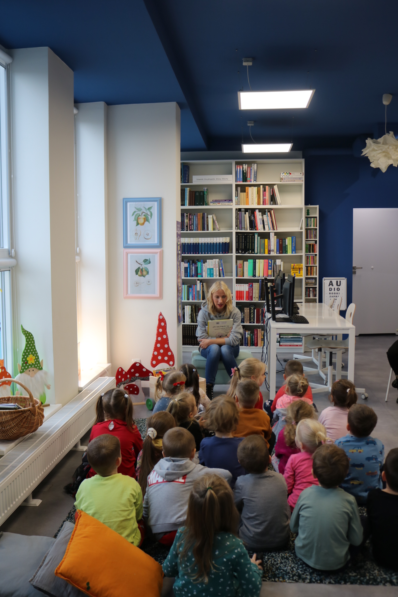 Lekcja biblioteczna z udziałem dzieci z przedszkola Pod Topolą