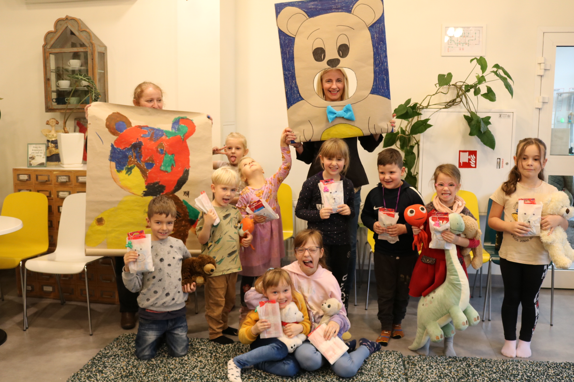 Dzieci świętują dnia misia i kredki w bibliotece