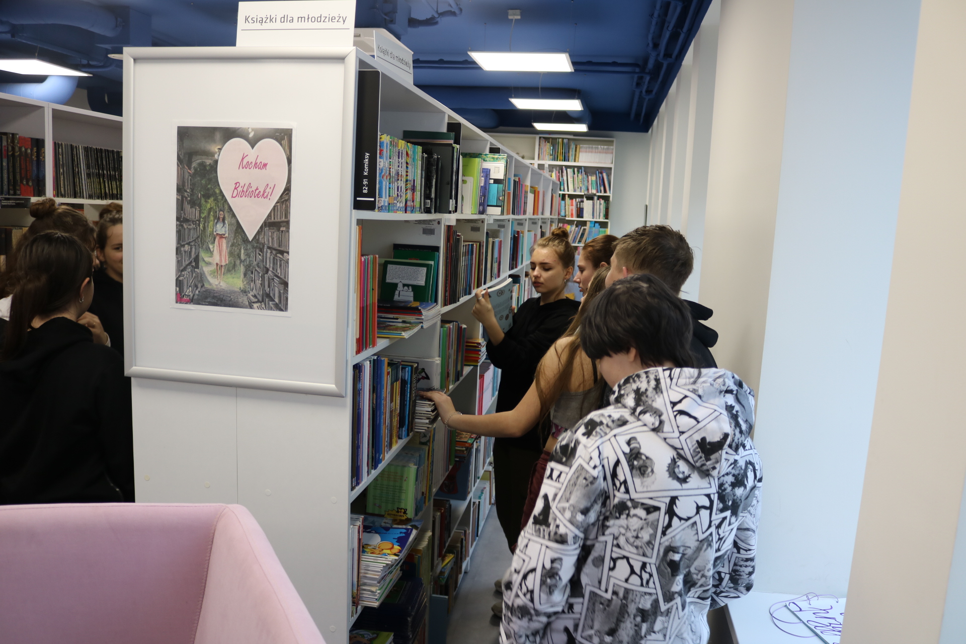 Młodzieży z Ukrainy z klasy 1-oddziału przygotowawczego zwiedza bibliotekę