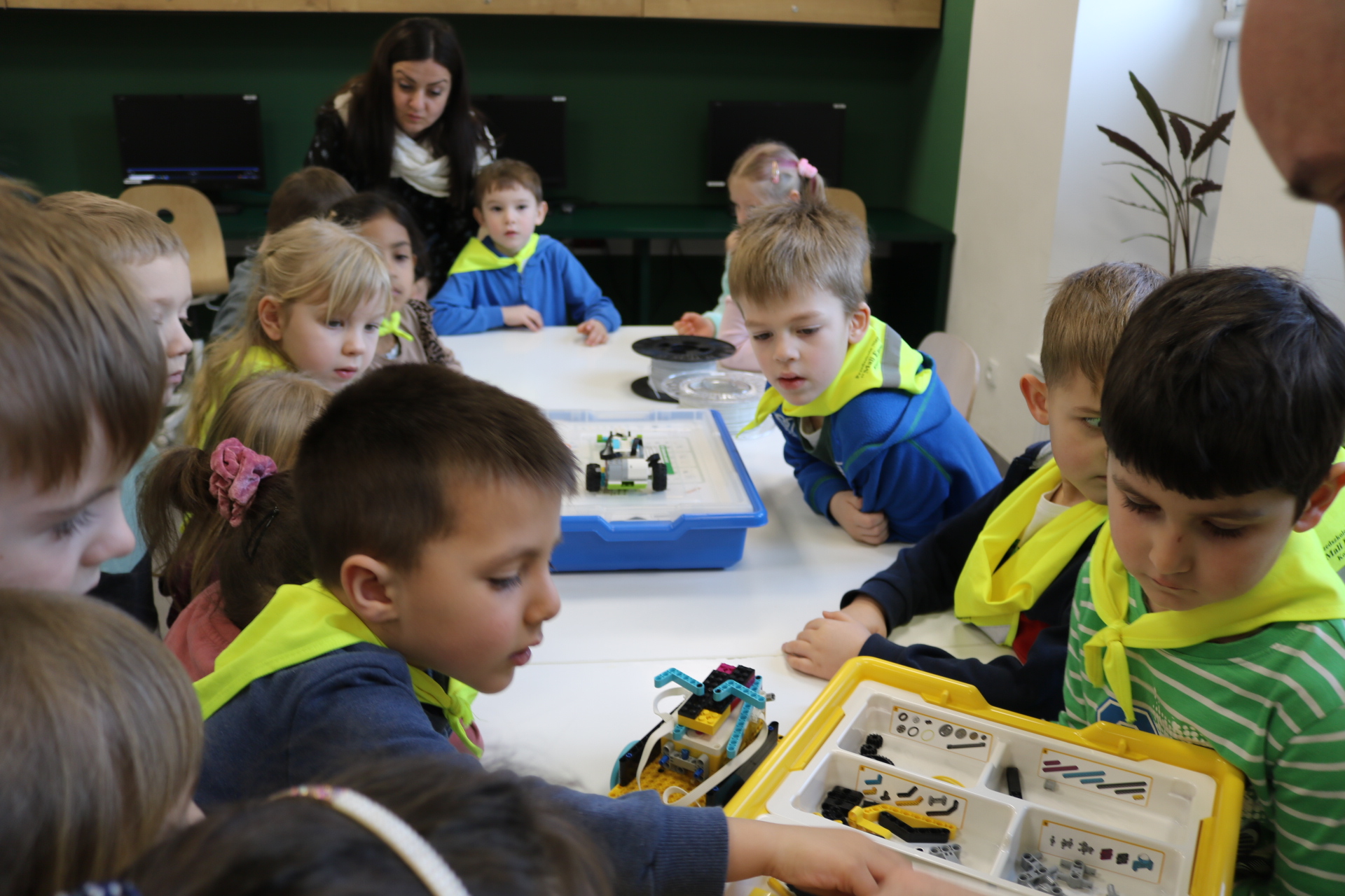 dzieci w trakcie lekcji bibliotecznej