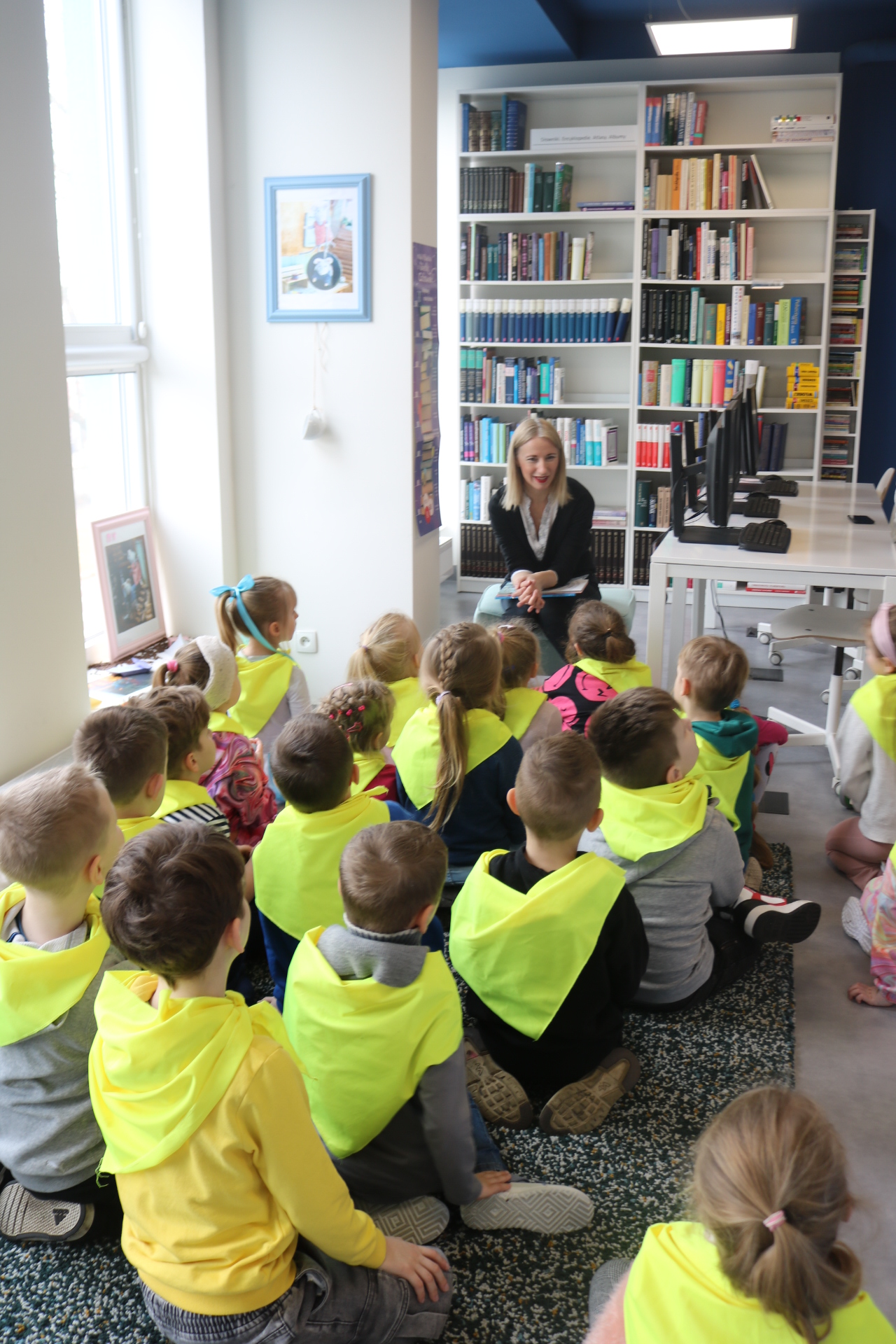 Lekcja biblioteczna z udziałem dzieci z przedszkola Stonoga