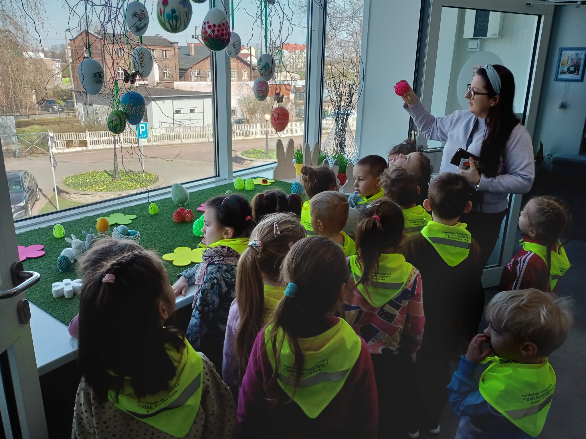 Lekcja biblioteczna z udziałem dzieci z przedszkola Mali Europejczycy