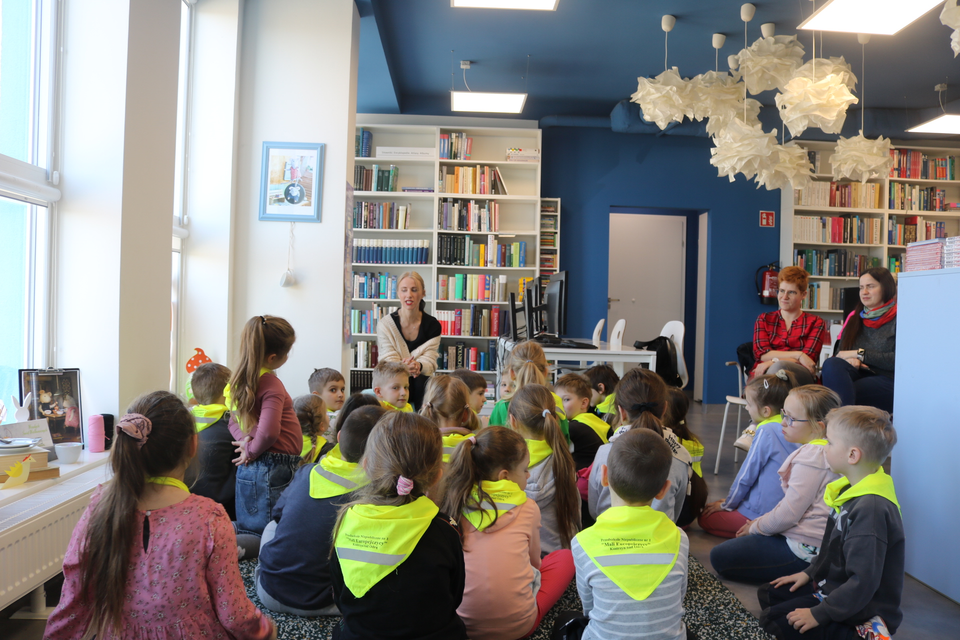 Lekcja biblioteczna z udziałem dzieci z przedszkola Mali Europejczycy