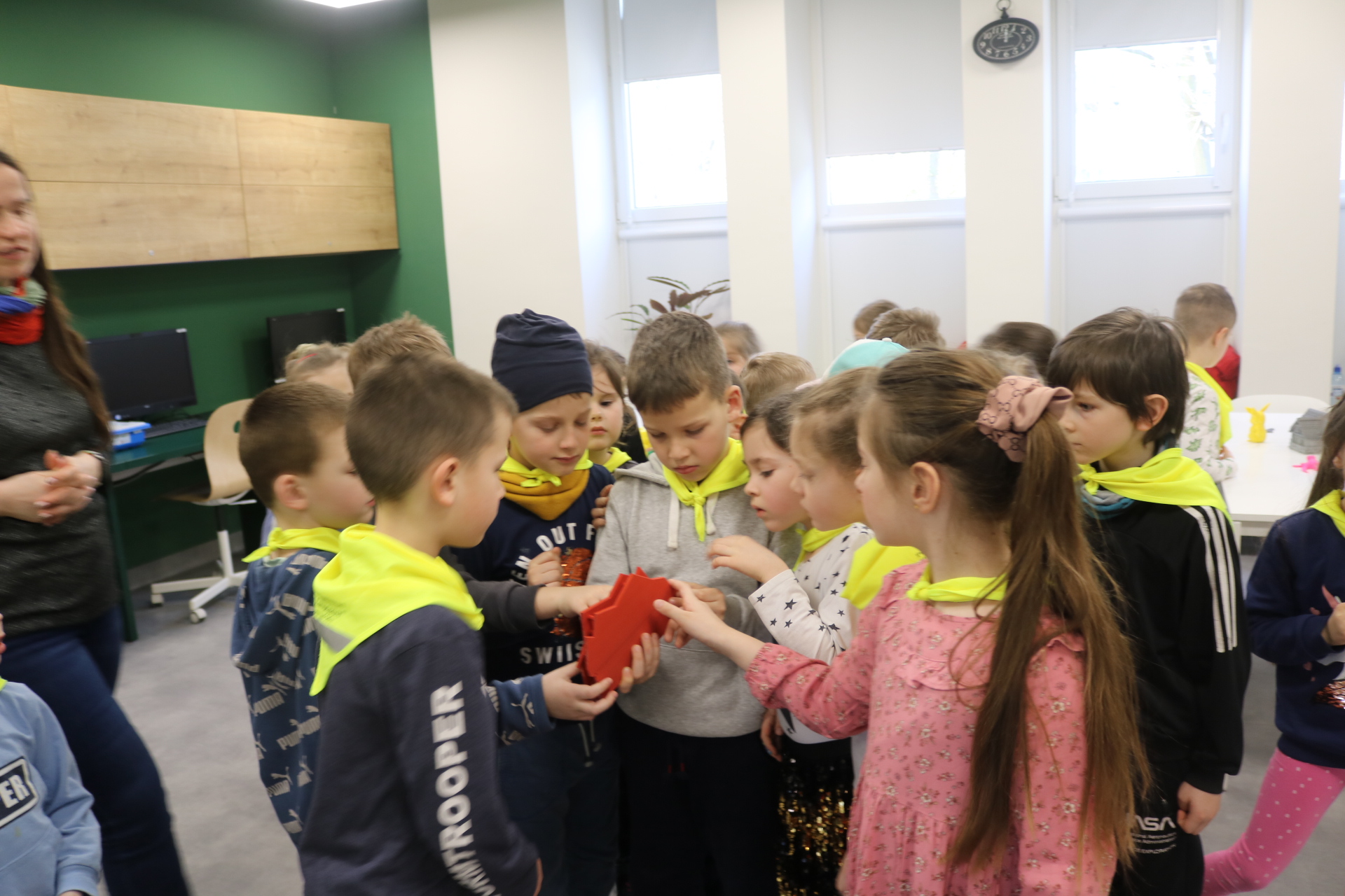 Lekcja biblioteczna z udziałem dzieci z przedszkola Mali Europejczycy