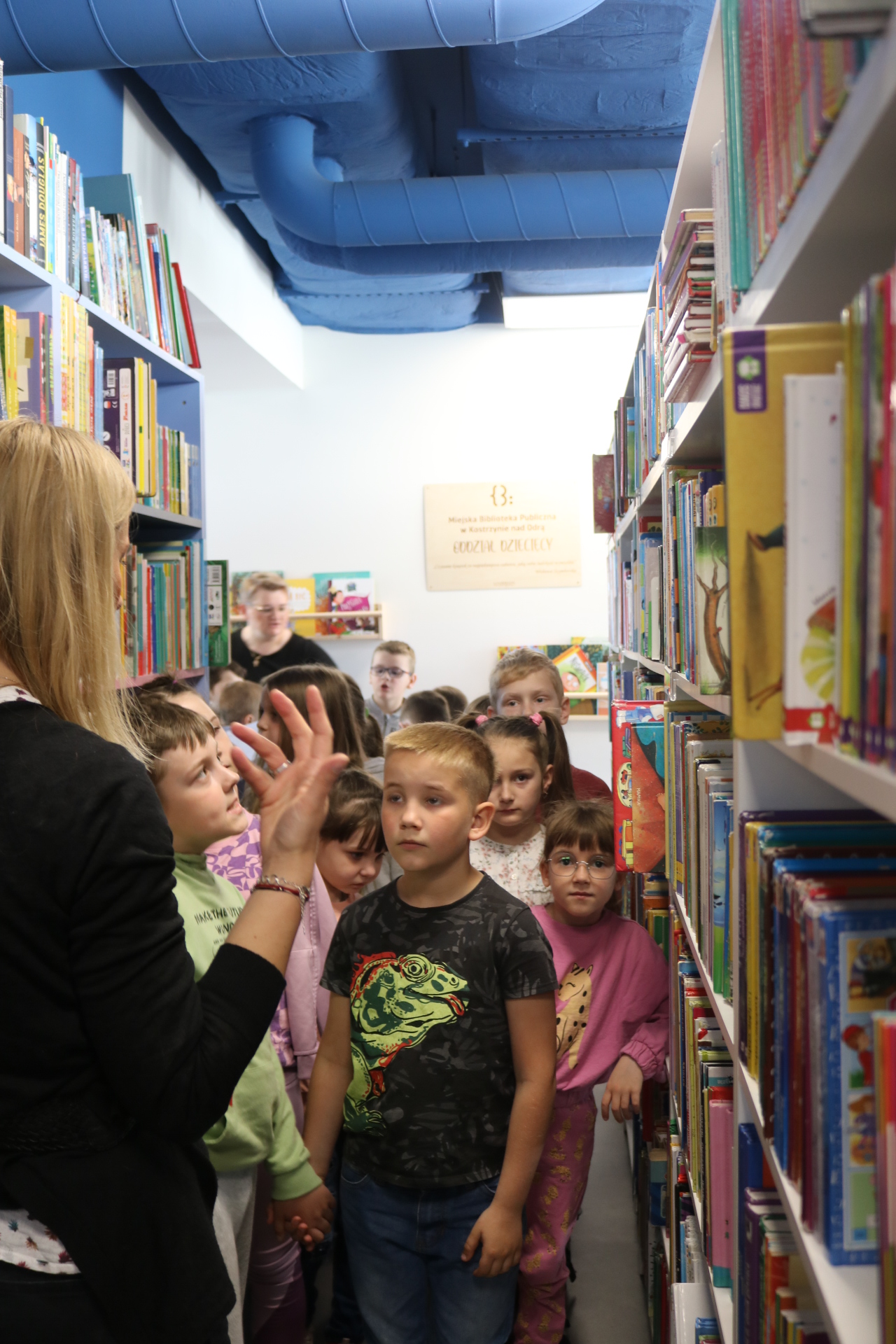 Lekcja biblioteczna z udziałem klasy 1A z SP1.