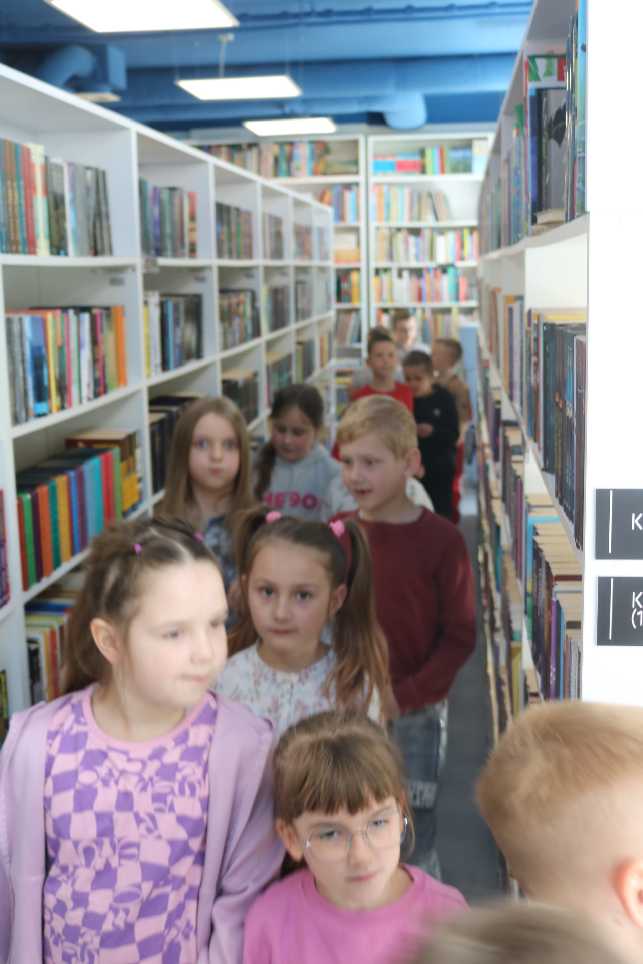 Lekcja biblioteczna z udziałem klasy 1A z SP1.