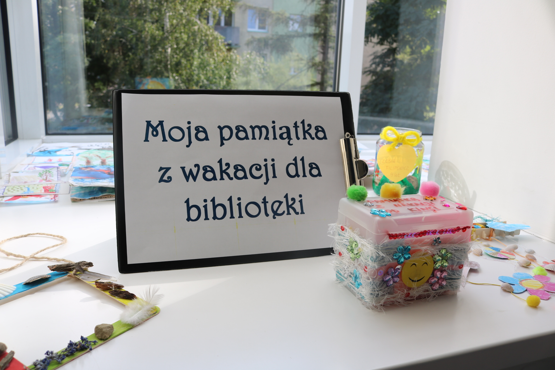 Prace Czytelników w zabawie „Moja pamiątka z wakacji dla biblioteki”