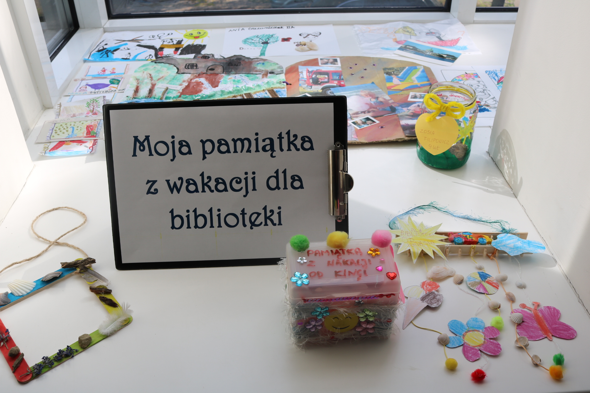 Prace Czytelników w zabawie „Moja pamiątka z wakacji dla biblioteki”