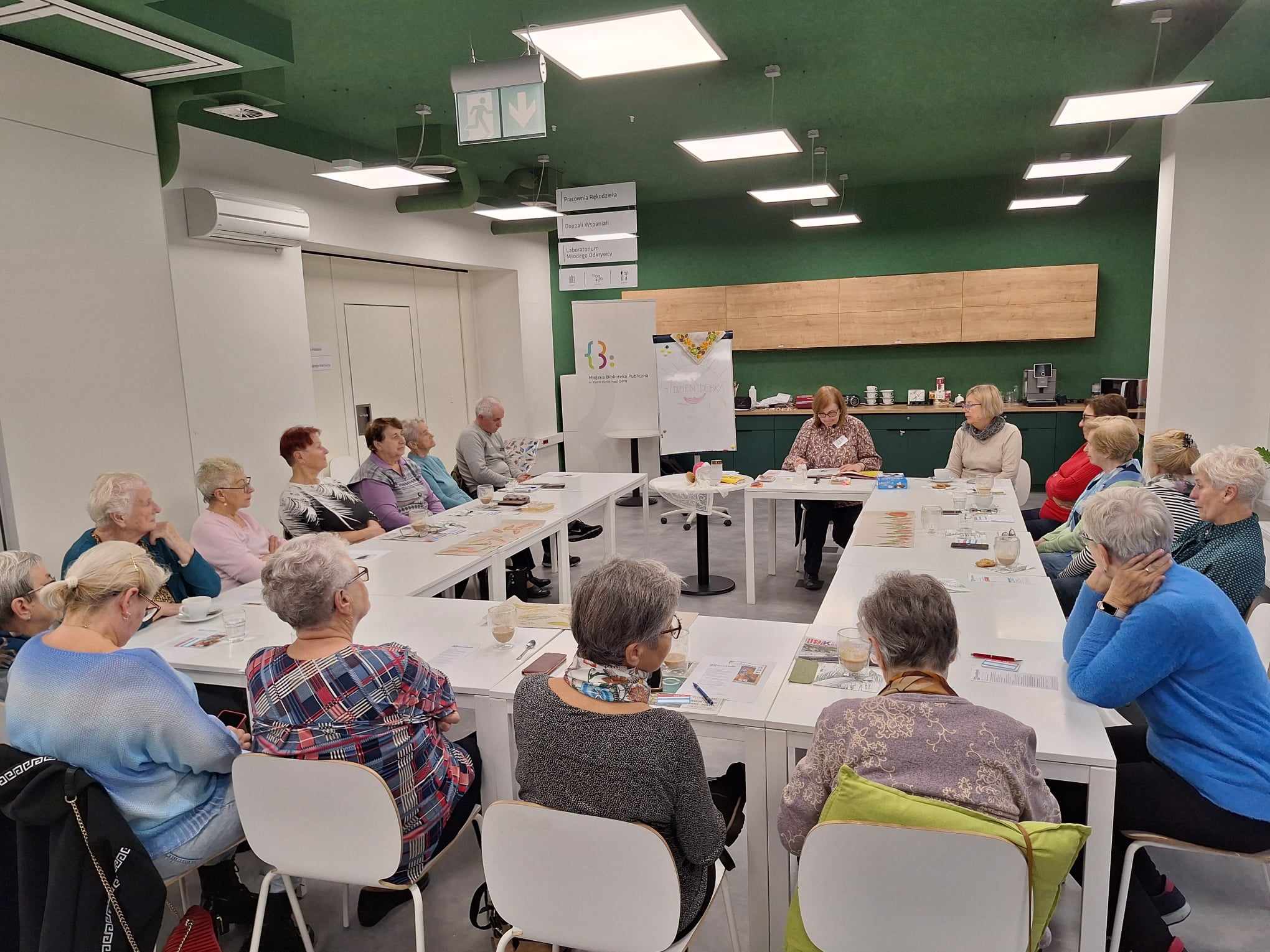 Październikowe spotkania Dojrzałych Wspaniałych w bibliotece