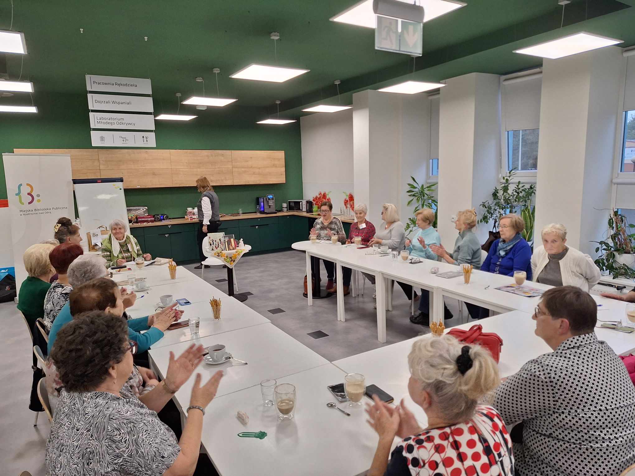 Październikowe spotkania Dojrzałych Wspaniałych w bibliotece