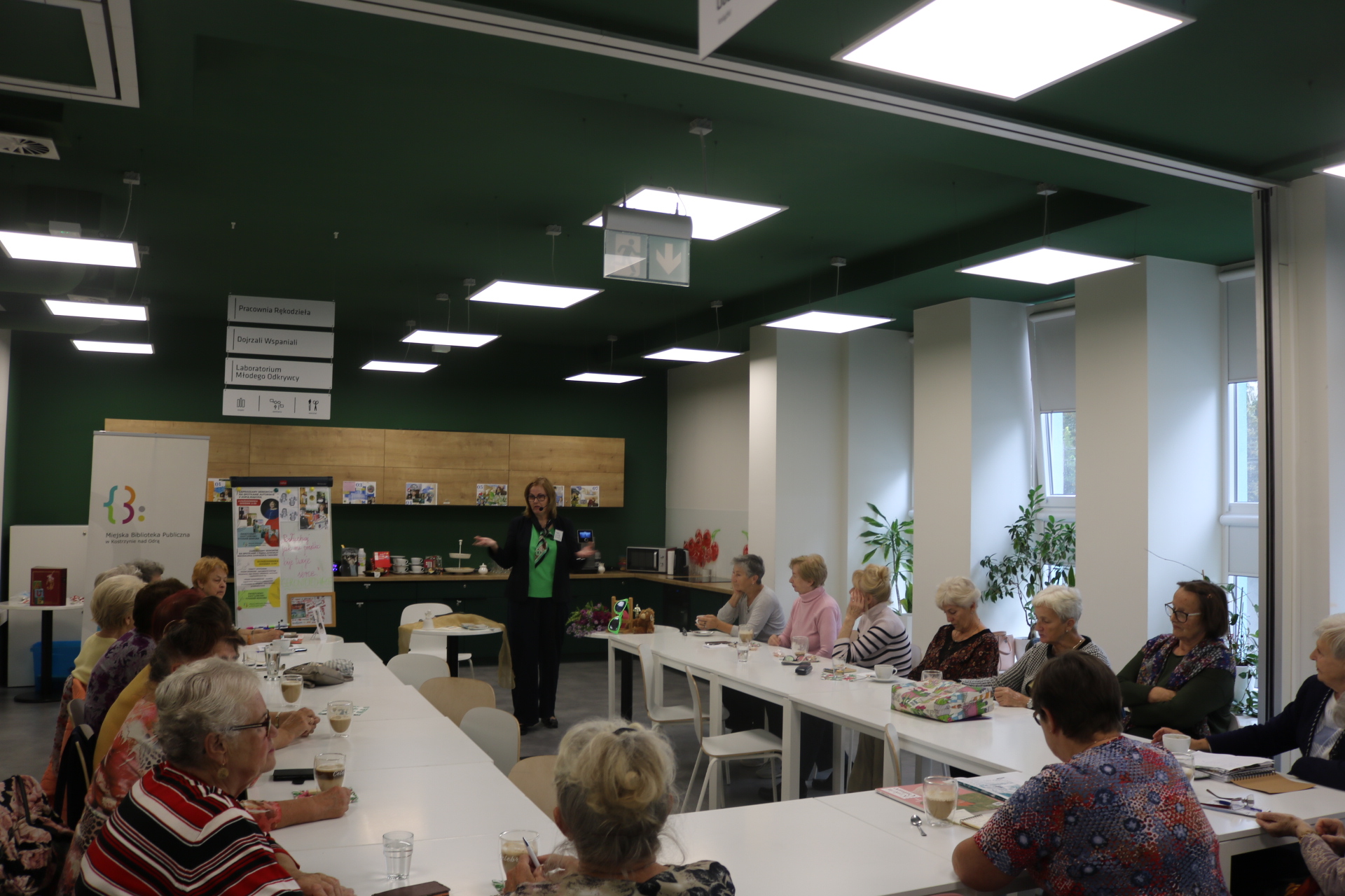 Październikowe spotkania Dojrzałych Wspaniałych w bibliotece