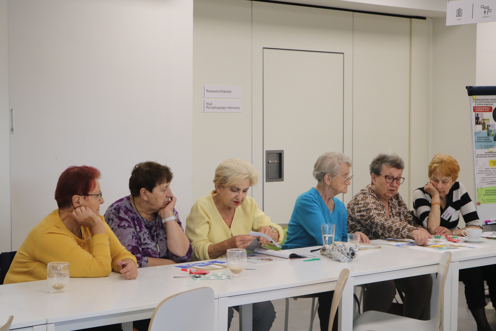 Październikowe spotkania Dojrzałych Wspaniałych w bibliotece