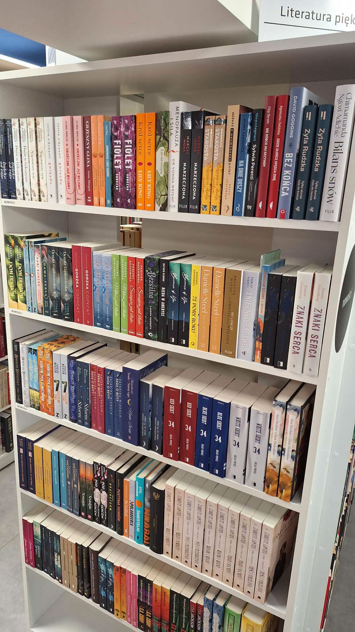 Fotografia regału z nowościami bibliotecznymi