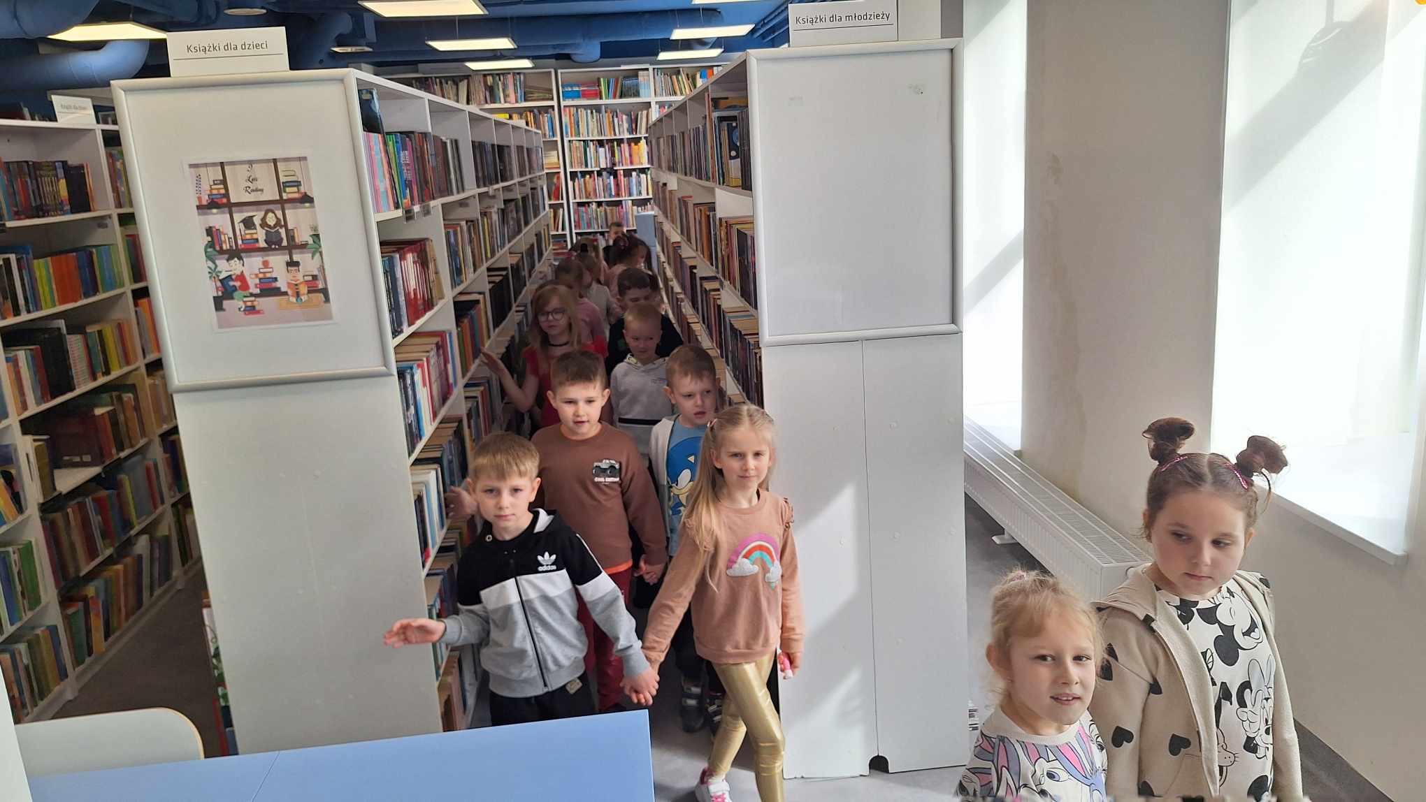 Lekcja biblioteczna -  grupa 6-latków z Niepublicznego Przedszkola Stonoga.