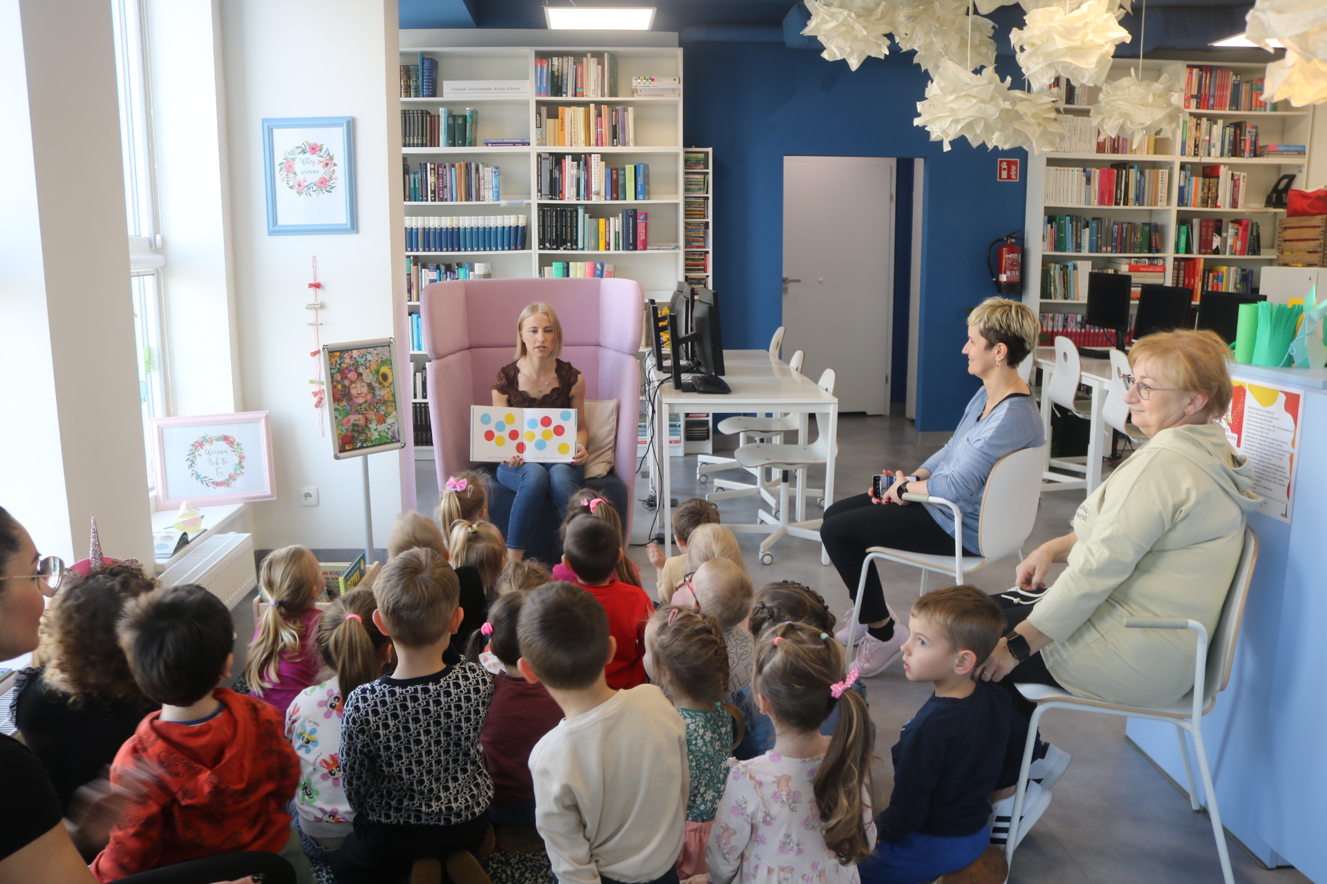 Lekcja biblioteczna -  grupa 4-latków z Przedszkola Mali Europejczycy