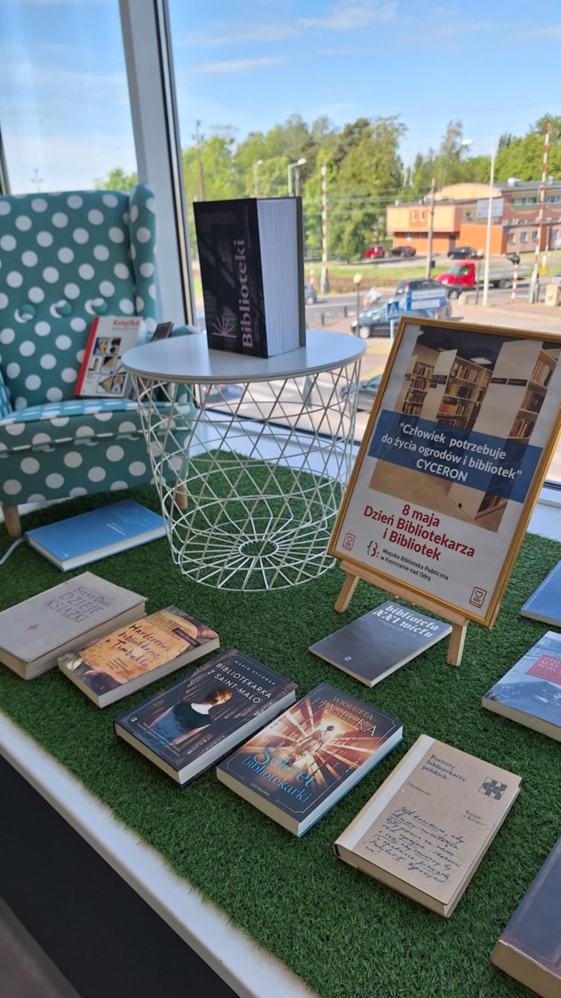 wystawa książek z okazji dnia bibliotek