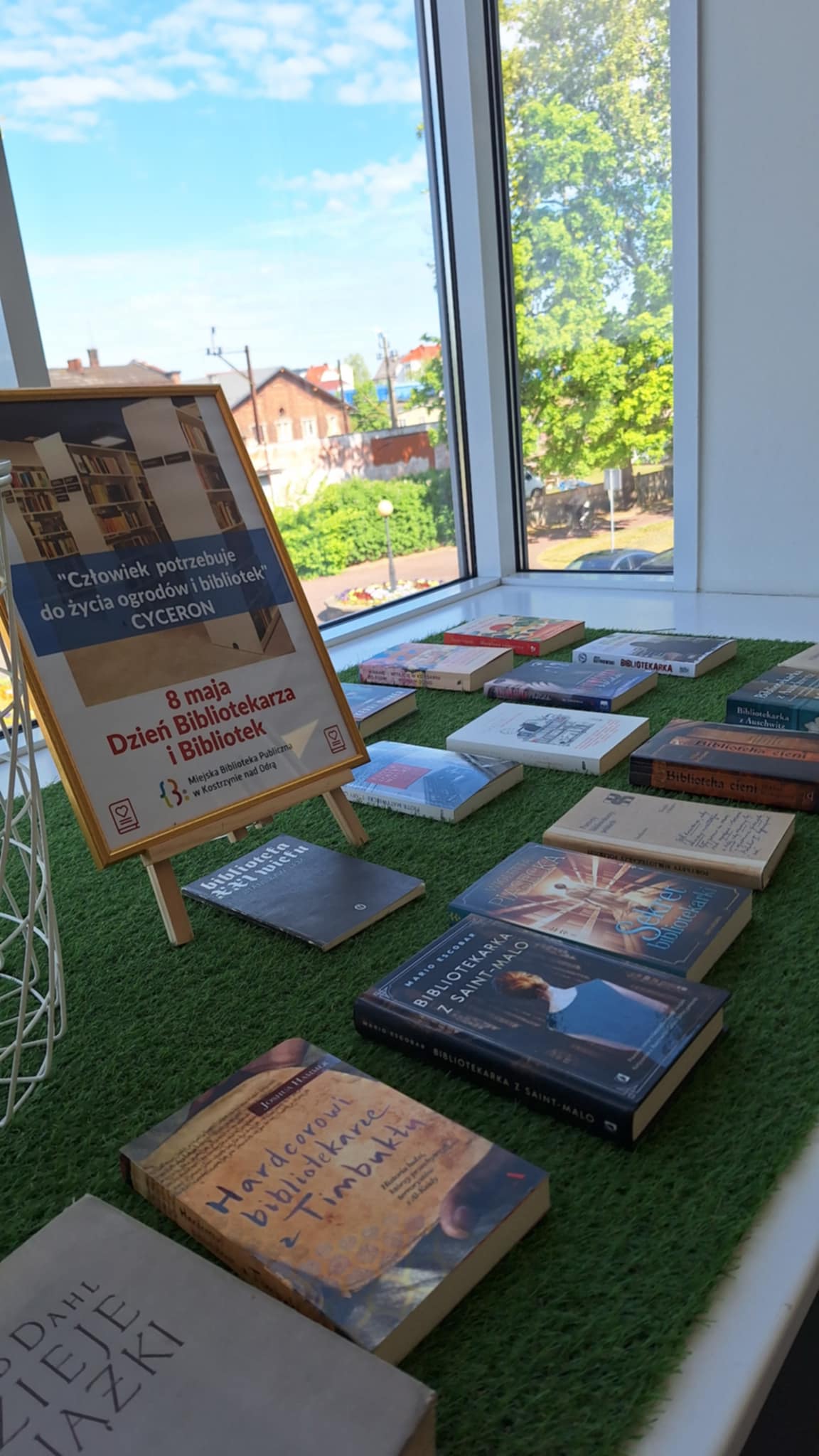 wystawa książek z okazji dnia bibliotek
