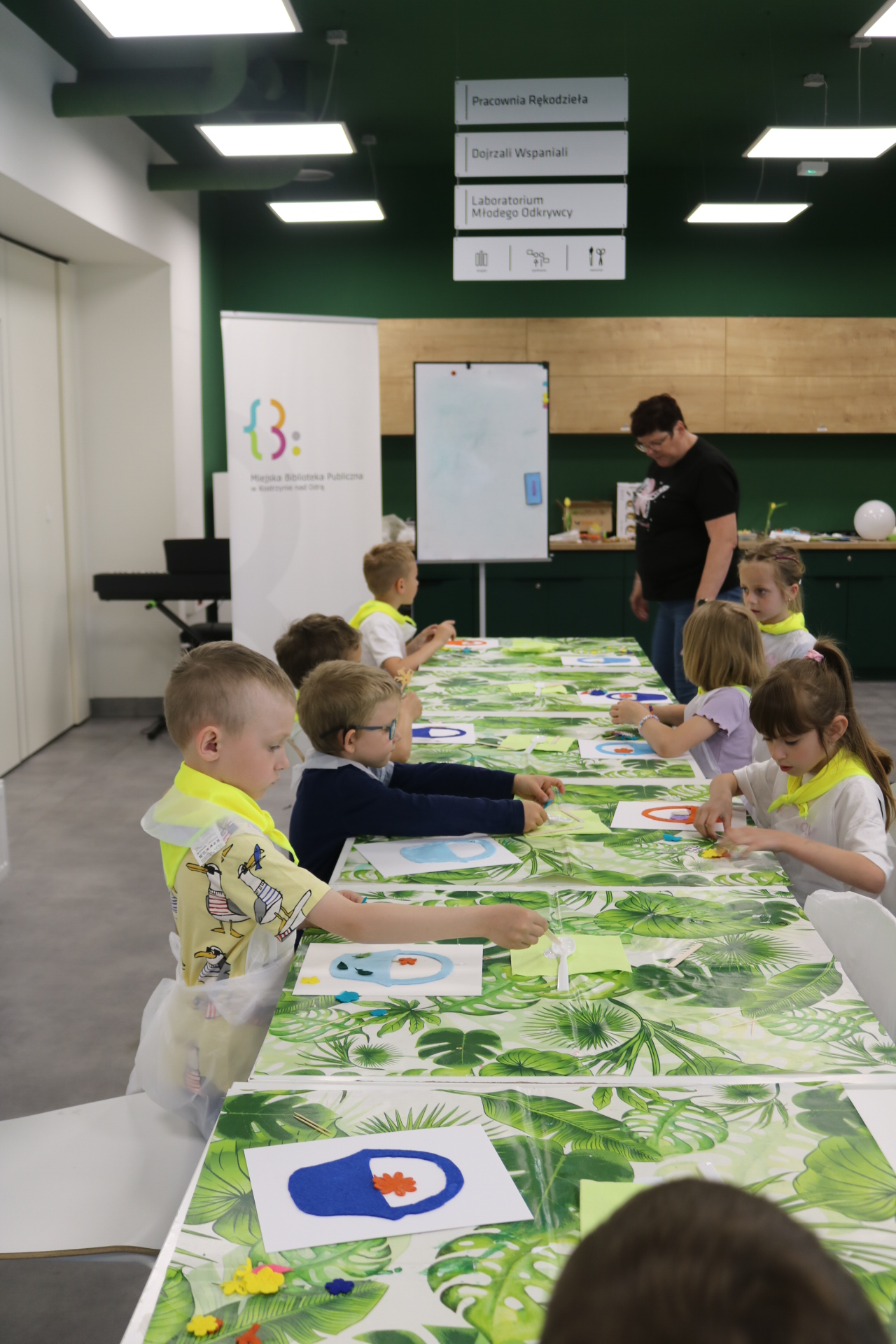 Dzieci w trakcie warsztat&oacute;w rękodzieła