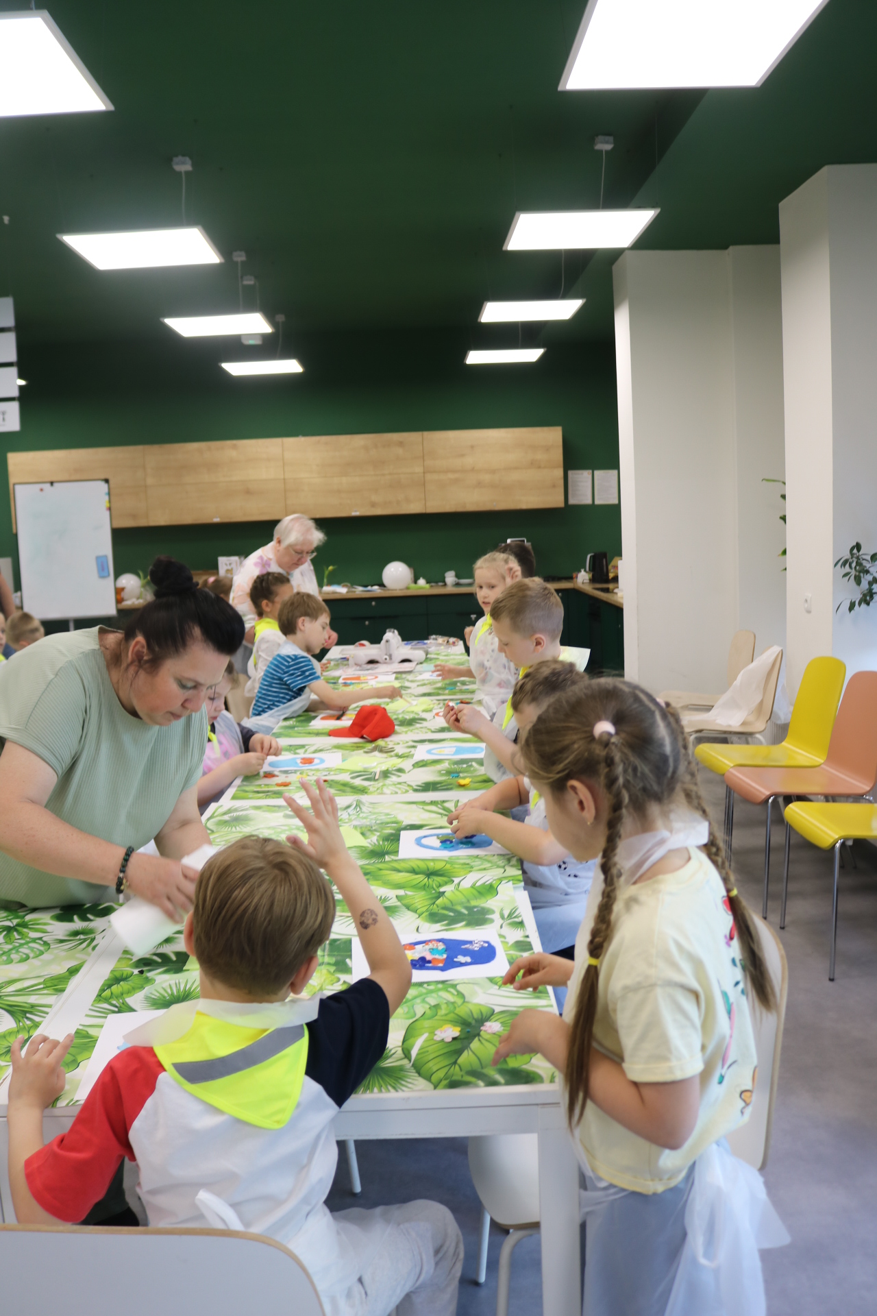Dzieci w trakcie warsztat&oacute;w rękodzieła